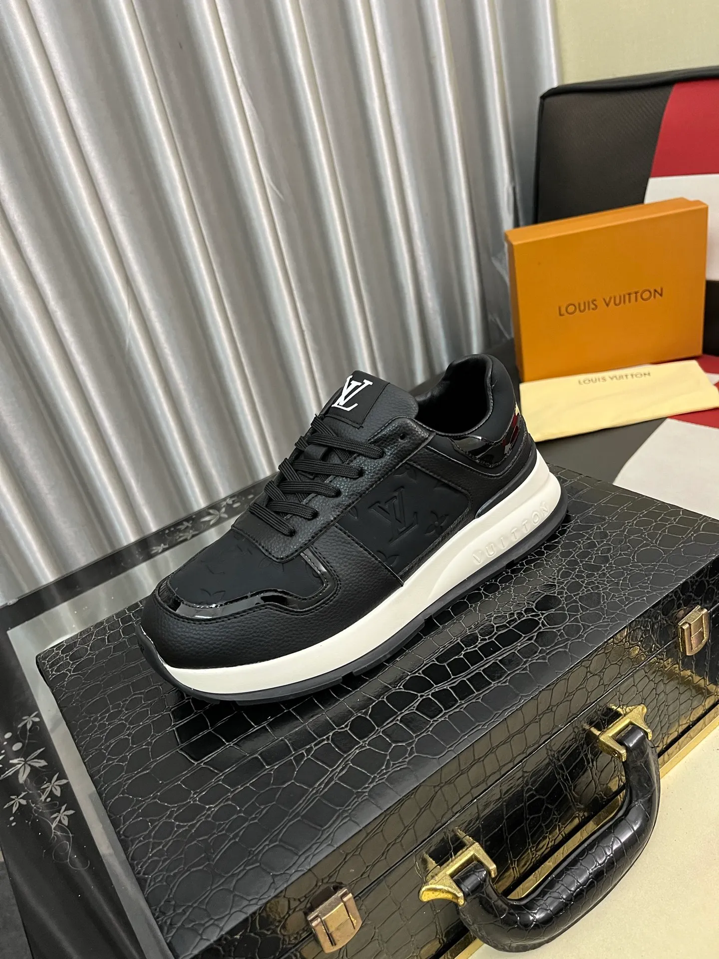 Men's shoes💰438⌚️⌚️《Louis vuitton/LV Louis Vuitton》original quality.~ Unique modern style sneakers. 🏃A must-have casual shoe for trendy men😍😍 Original brand imported from Italy, imported original leather, cowhide lining (refuses to discolor and grind feet) Sole: Original sole provided by the original factory, French lazy style design ⚠️Fit to the feet Original quality code number: 38-443️⃣Colors available